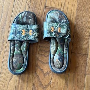 Men’s camo Under Armour slides m